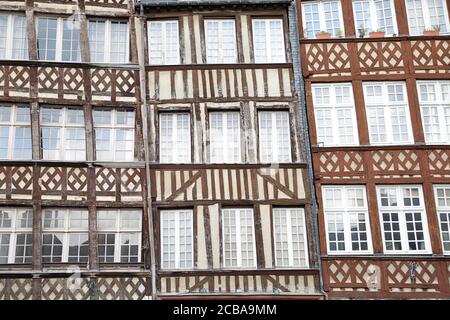 Facciate di alcune tradizionali case a graticcio situate a Rennes (Ille-et-Vilaine, Bretagna, Francia) Foto Stock
