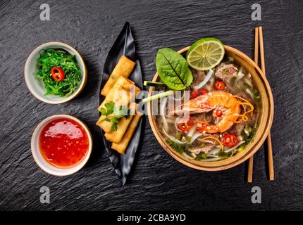 Dettaglio del bicchiere di birra con bolle. Primo piano sullo sfondo della birra, movimento lento. Foto Stock