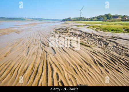 Le linee di fango e di limo sono esposte durante la bassa marea sul fiume Severn a Sharpness. Foto Stock