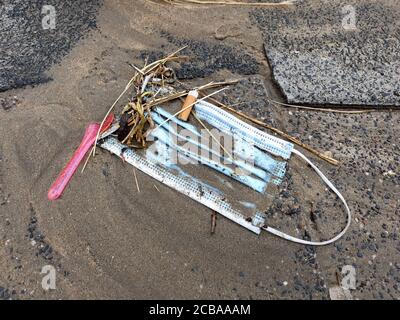 Maschera trashed su una spiaggia, Paesi Bassi, Noordwijk aan Zee Foto Stock