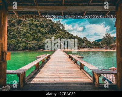 Vista del paradiso Santhiya resort a Koh Yao Yai, isola nel mare delle Andamane tra Krabi e Phuket Thailandia Foto Stock