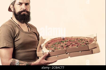 Pizza consegna concetto. Giovane uomo che tiene pizze. Foto Stock