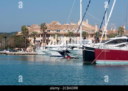 Sotogrande, Spagna: 12 febbraio 2011: Barche e yacht di lusso nel porto turistico di Sotogrande in Spagna Foto Stock