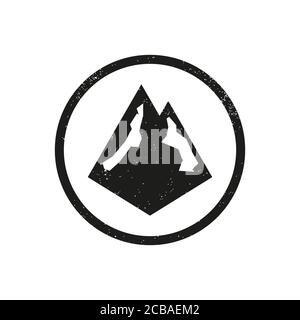 Grunge Texture Mountain Logo Design. Isolato su sfondo bianco. Foto Stock