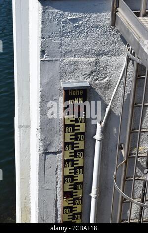 Lago della diga di Oleftalsperre con l'acqua scala altezza Foto Stock