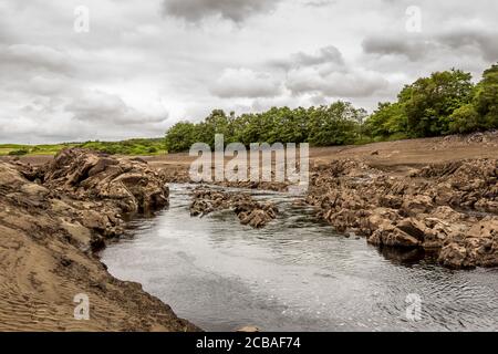 L'acqua originale del fiume Ken che scorre attraverso il sito di Earlstoun Loch / Reservoir , a causa della diga drenante Earlstoun sul Galloway Hydro elect Foto Stock