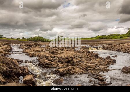 L'acqua del fiume Ken che scorre attraverso il canale originale per la prima volta in 80 anni, a causa della diga di Earlstoun e Loch / giacimento in corso di drenaggio Foto Stock