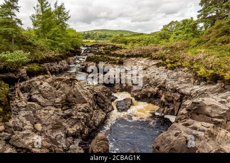 Rara foto della cascata di Earlstoun Linn esposta per la prima volta in 80 anni, di solito sommersa, a causa del drenaggio della diga di Earlstoun Loch, acqua di Ken, da Foto Stock