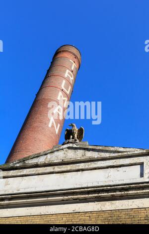 L'Old Truman Brewery, il camino della famosa ex fabbrica di birra, ora un luogo di arte, evento e moda a Brick Lane, East London, Inghilterra Foto Stock