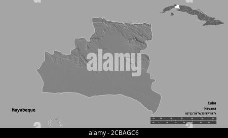 Forma di Mayabeque, provincia di Cuba, con la sua capitale isolata su solido sfondo. Scala della distanza, anteprima della regione ed etichette. Mappa elevazione bilivello. Foto Stock