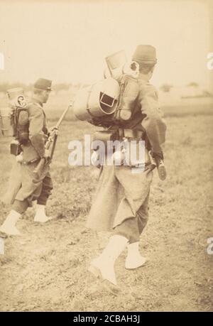 [Due Soldiers Packing Gear], 1890. Foto Stock