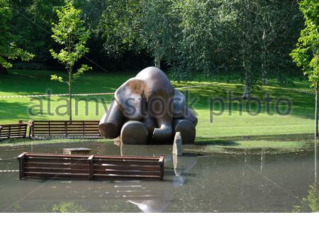 Edimburgo, Scozia, Regno Unito. 12 agosto 2020. Il tempo soleggiato sostituisce le tempeste notturne che lasciano i West Princes Street Gardens allagati e cordonati al pubblico. Scultura in bronzo elefante intrappolata nelle acque alluvionali. Credit: Craig Brown/Alamy Live News Foto Stock