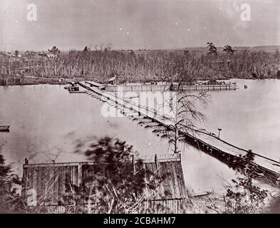Pontoon Bridge, Broadway Landing, Appomattox River, 1861-65. Precedentemente attribuito a Mathew B. Brady. Foto Stock