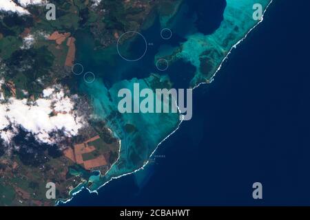 Fuoriuscita di petrolio a Mauritius nell'agosto 2020 visto dallo spazio - contiene dati di Copernicus Sentinel modificati 2020 Foto Stock