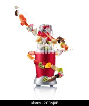 Frullatore mixer con pezzi di frutta ingredienti, isolato su sfondo bianco. Bibita salutare e stile di vita Foto Stock