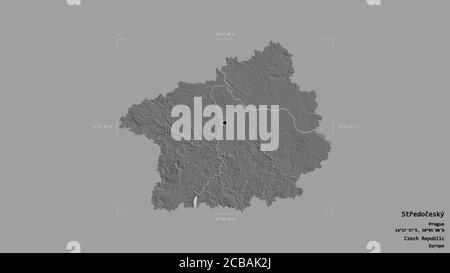 Area di Středočeský, regione della Repubblica Ceca, isolata su uno sfondo solido in un rettangolo di selezione georeferenziato. Etichette. Mappa elevazione bilivello. rendering 3D Foto Stock