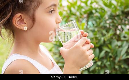 Bambino che beve acqua pura in nature.selectiv fokus Foto Stock