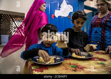 Gli orfani in un orfanotrofio cristiano con la scuola nel più grande quartiere cristiano Youhanabad, Lahore Punjab, Pakistan. Foto Stock