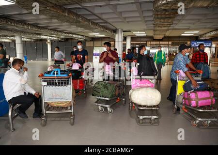 Dhaka, Bangladesh. 12 agosto 2020. Un totale di 71 cittadini del Bangladesh sono tornati a casa dalla capitale libanese Beirut, che è stata martoriata da due blasti, all'aeroporto internazionale di Hazrat Shahjalal, a Dhaka, Bangladesh, il 12 agosto 2020. Un aereo della forza aerea del Bangladesh (BAF), che ha consegnato materiali di soccorso in Libano, ha riportato il Bangladesh a casa. Credit: Suvra Kanti Das/ZUMA Wire/Alamy Live News Foto Stock