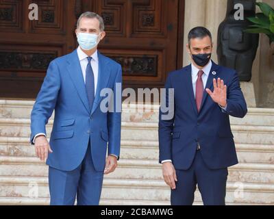 Palma, Spagna. 07 agosto 2016. Re Felipe VI. l) e Pedro Sanchez, primo ministro spagnolo, hanno fotografato prima della riunione al Palacio de Marivent a Palma di Maiorca. Questa è la prima apparizione pubblica di Sanchez con il monarca dopo l'annuncio che l'ex re Juan Carlos, sospettato di corruzione, ha lasciato la Spagna. Credit: Clara Margais/dpa/Alamy Live News Foto Stock