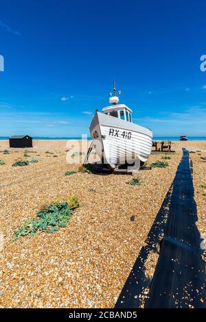 Barche da pesca sulla spiaggia di ghiaia a Dungeness in Kent, Inghilterra Foto Stock