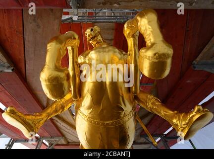 Dresda, Germania. 12 agosto 2020. Il Golden Horseman è impalcato durante i lavori di restauro. La statua equestre più grande della vita dell'Elettore sassone Agosto il forte (1670-1733), l'Orsemano d'Oro, dal 18 ° secolo riceverà un trattamento di bellezza di 30,000 euro fino alla fine di settembre. Questo riparerà i danni lasciati dietro da uccelli, vento, polvere, acqua piovana e le temperature e l'attacco con un liquido caustico nel 2017. Credit: Robert Michael/dpa-Zentralbild/dpa/Alamy Live News Foto Stock