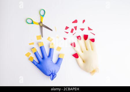 mano giocattolo con lunghi chiodi di carta, taglio di materiale di partenza per i bambini, pratica forbici abilità con gioco per il bambino e preschooler Foto Stock