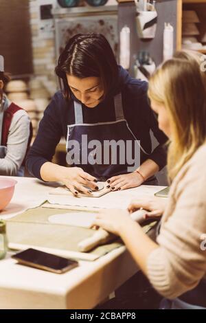 Donna che fa ceramica in officina. Concetto per donna in freelance, business. Artigianato Foto Stock