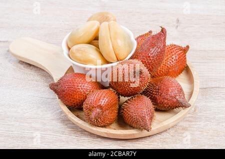 Salak Palm , rinunciare o frutto di serpente su sfondo di legno. Foto Stock