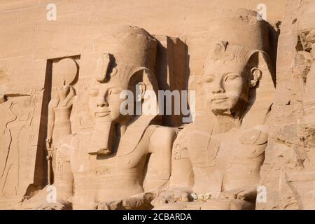 Statue colossali al grande tempio di Ramesse II, Abu Simbel, Egitto Foto Stock