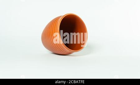 Tazza di argilla senza mano di kulhad di tè smaltato in ceramica in bianco sfondo chiaro Foto Stock