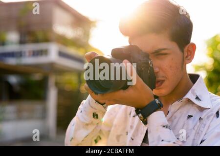 Giovane bel ragazzo adolescente indiano nelle strade all'aperto Foto Stock