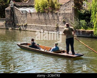 Cambridge, UK, Maggio, 31 2009 : punting turistico sul fiume Cam che è un popolare destinazione turistica attrazione punto di riferimento della città stock ph Foto Stock