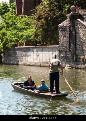 Cambridge, UK, Maggio, 31 2009 : punting turistico sul fiume Cam che è un popolare destinazione turistica attrazione punto di riferimento della città st Foto Stock