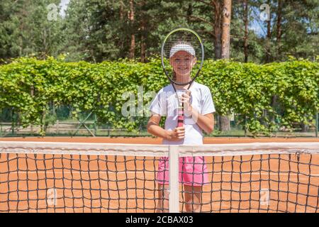 Ritratto di una giovane ragazza con una racchetta da tennis. Foto Stock