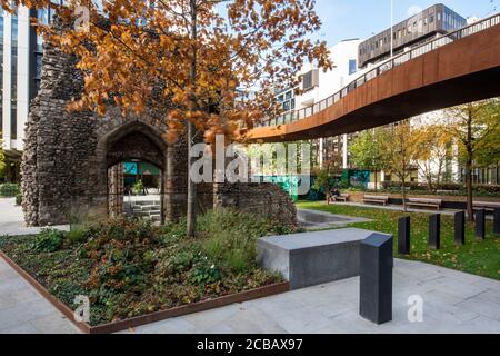 Vista verso nord ovest, la superficie inferiore del passaggio in acciaio Corten si armonizza con gli archi delle rovine di St. Alphege. London Wall Place, lo Foto Stock