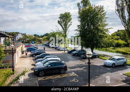 Il parcheggio di Market Street nella città di Ellon, accanto al fiume Ythan in Aberdeenshire, Scozia, Regno Unito Foto Stock