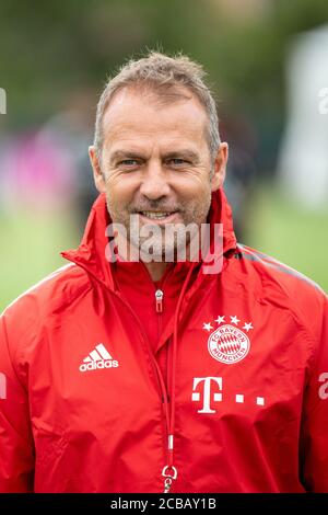 Lagos, Portogallo. 12 agosto 2020. Calcio: Champions League, FC Bayern in campo di allenamento in Algarve prima del torneo finale a Lisbona. L'allenatore Hansi Flick del FC Bayern Munich parla con un gruppo di giornalisti durante una sessione di allenamento su un campo di calcio presso il team hotel. Credit: Attias Balk/dpa/Alamy Live News Foto Stock