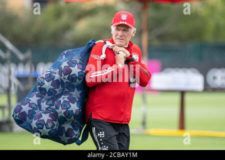Lagos, Portogallo. 12 agosto 2020. Calcio: Champions League, FC Bayern in campo di allenamento in Algarve prima del torneo finale a Lisbona. Il co-allenatore Hermann Gerland del FC Bayern Munich prepara il campo prima di una sessione di allenamento su un campo di calcio del team hotel. Credit: Attias Balk/dpa/Alamy Live News Foto Stock