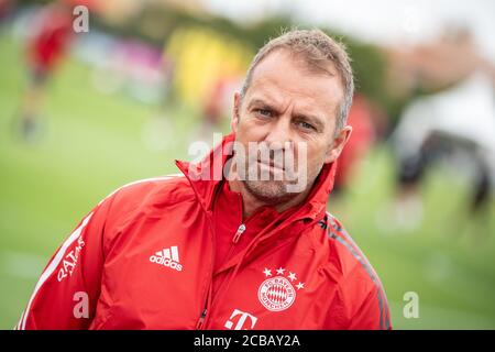 Lagos, Portogallo. 12 agosto 2020. Calcio: Champions League, FC Bayern in campo di allenamento in Algarve prima del torneo finale a Lisbona. L'allenatore Hansi Flick del FC Bayern Munich parla con un gruppo di giornalisti durante una sessione di allenamento su un campo di calcio presso il team hotel. Credit: Attias Balk/dpa/Alamy Live News Foto Stock
