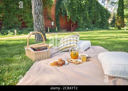 Foto di decorazione luogo pic-nic nel giardino Foto Stock
