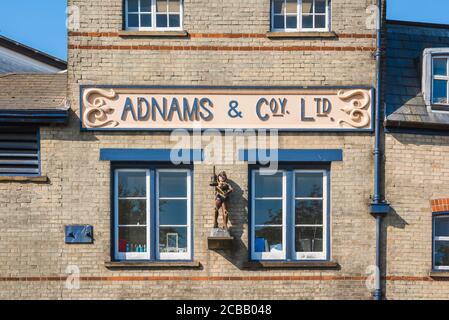 Adnams Southwold, vista del dettaglio della facciata dell'edificio del birrificio Adnams Sole Bay nel centro di Southwold, East Anglia, Inghilterra, Regno Unito Foto Stock