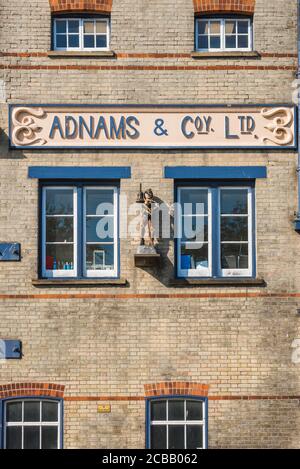 Adnams Southwold, vista del dettaglio della facciata dell'edificio del birrificio Adnams Sole Bay nel centro di Southwold, East Anglia, Inghilterra, Regno Unito Foto Stock