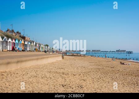 Suffolk costa Regno Unito, vista in estate di una spiaggia non affollata lungo il lungomare di Southwold, Suffolk, East Anglia, Inghilterra, Regno Unito. Foto Stock