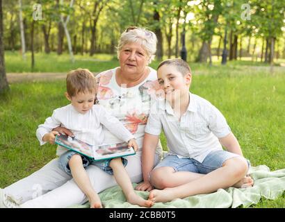 Buona nonna con i nipoti che si divertono insieme. Vita familiare Foto Stock