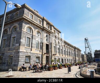 Edificio dei mulini presso il Royal William Yard a Stonehouse Plymouth. L'ex cantiere MOD Vitualling è stato sviluppato da Urban Splash. Un pranzo caldo e soleggiato Foto Stock