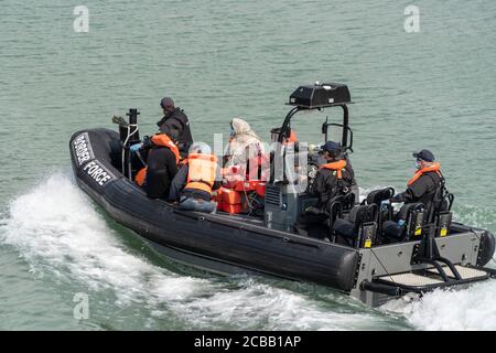 I migranti sono portati a riva dalla forza di frontiera di dover, nel Regno Unito. 11/08/20 Foto Stock