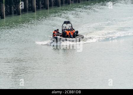 I migranti sono portati a riva dalla forza di frontiera di dover, nel Regno Unito. 11/08/20 Foto Stock