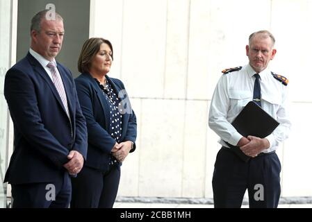 Caroline Donohoe (centro), vedova di Adrian Donohoe, E il soprintendente capo Christy Mangan (a destra) al di fuori dei tribunali penali di Dublino, dove la giuria ha concordato il 11-1 a favore del verdetto colpevole dopo 22 ore di deliberazione nel processo di Aaron Brady per l'omicidio di capitale del detective Garda Adrian Donohoe, Che è stato ucciso durante una rapina a Lordship Credit Union vicino a Dundalk nel gennaio 2013. Foto Stock