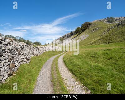 Hill Walking vicino a Settle in Craven nelle valli dello Yorkshire Parco nazionale Foto Stock